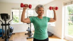A personal trainer for seniors recommends 4 seated exercises that strengthen the core safely