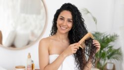 Comb Curly Hair After Shower: Expert Detangling Guide That Protects Curl Pattern and Prevents Hair Breakage