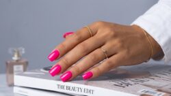 16 Short Hairstyles With Bangs That Hairstylists Predict Will Dominate Hair Trends This Year