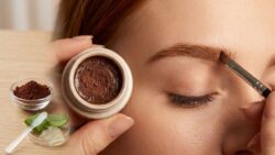 Natural Eyebrow Gel Made With Aloe Vera and Cocoa Powder Gives Brows Soft Hold All Day