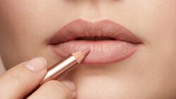 Lip Definition Trick: Smart Liner Placement That Makes Lips Look Fuller Without Heavy Overlining or Sharp Edges